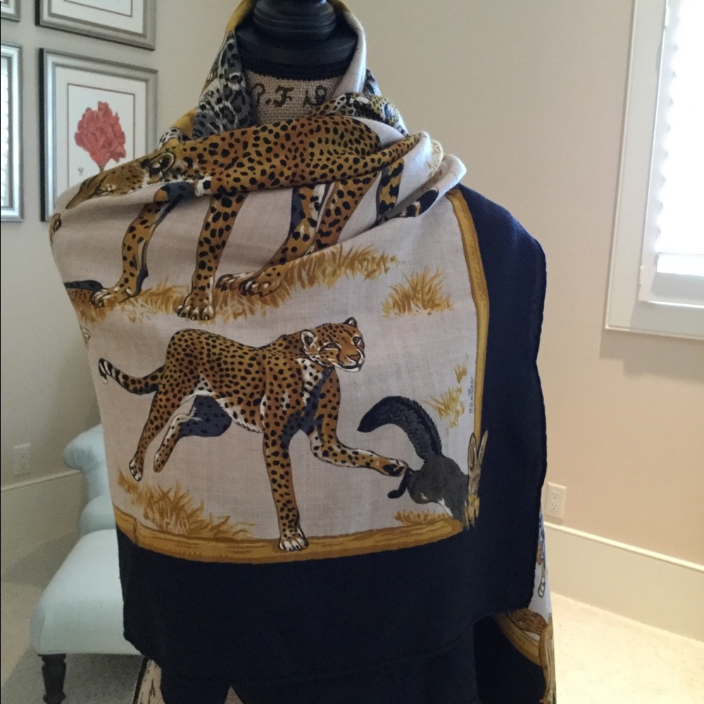 Hermès authentic travel scarve. Cashmere and silk